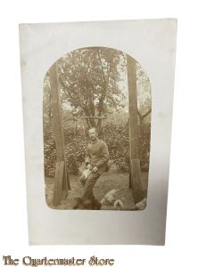 Studio photo 1914-18 Soldat mit Zeitung auf Schaukel  