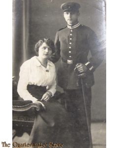 AnsichtsKarte (Mil. Postcard) Studioportret Soldat mit sabel und Frau