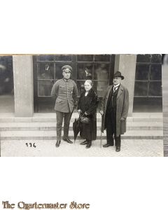 Photo Deutscher Offizier mit Auszeichnungen und Eltern 1920