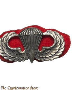 Parachutist’s badge or Jumpwing (clutch back) 