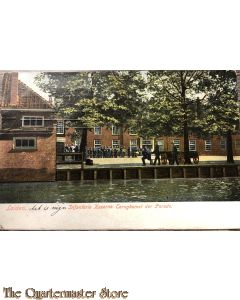 Prent briefkaart mobilisatie 1905 Leiden Infanterie Kazerne. Terugkomst der Parade