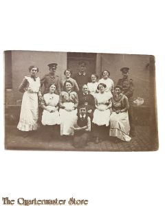 (Studio Photo) Postkarte 1914 Sanitater Soldaten mit Rot Kreuz Schwestern 