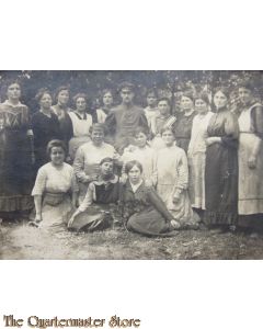 Foto (Mil. Postcard) WW1 Soldier with females from village
