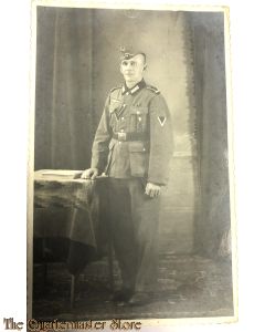 Studio portret highly decorated NCO