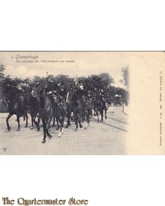 Prent briefkaart 1904 's Gravenhage uitrukken der Veld artillerie met muziek