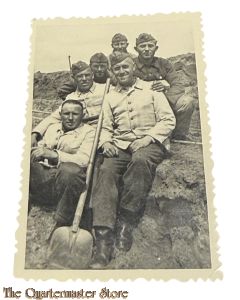 Photo WK2 Wehrmacht soldiers with shovels 