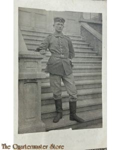 Postkarte/ Photo 1914 Deutscher Soldat auf Treppe 