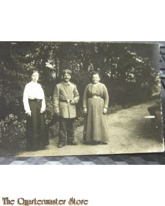 AnsichtsKarte (Mil. Postcard) soldat mit Frau und Mutter