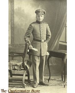 Postkarte / Studio photo 1914  Deutscher Soldat mit Schirmmutze und seitengewehr