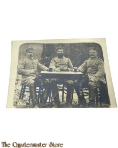 Photo 1917 Deutsche Soldaten am Tisch mit Getranke 
