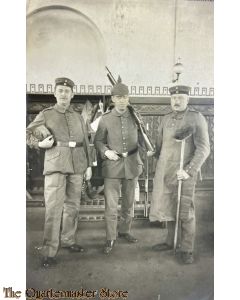 Postkarte/ Photo 1914 3 Deutsche Soldaten Stubendienst