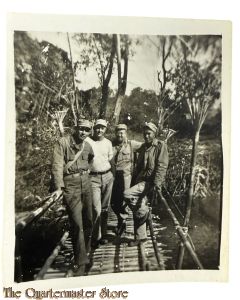 Small WW2 photo of 4 US soldiers 