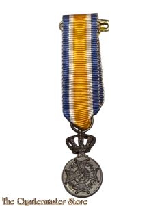 Miniatuur Eremedaille civiel 13 mm , W verbonden aan de Orde van Oranje-Nassau, in brons