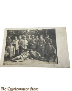 (Feld) Postkarte/Studiophoto 1914 13 Unteroffiziere  liegend und stehend