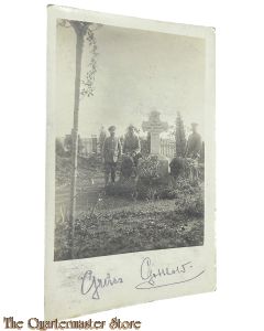 (Feld) Postkarte 1914 3 Deutsche Soldaten bei Grab Hier ruhen in Gott 21 tapfere Landwehrleute