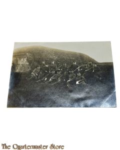 (Feld) Postkarte/Studiophoto 1914 14 Soldaten liegend im Gras 