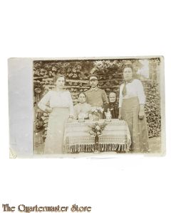 Postkarte / Studio photo 1914 Deutscher Soldat mit Frauen  