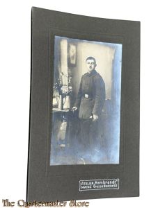 Studio photo 1914  Deutscher Soldat mit Schirmmutze und Handschuhe