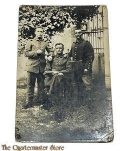 Postkarte/ Photo 1914 3 German soldiers in a garden , 1 sitting 