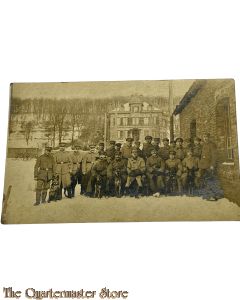 Postkarte/ Photo 1915 Large group of German soldiers with dogs in the snow