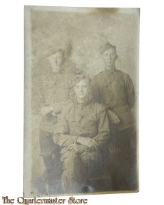 Postcard / Studio photo US WW1 3 US Soldiers with oversea's cap
