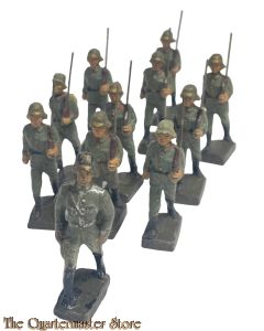 10 Deutsche soldaten marchieren mit UOff Hausser (10 German soldiers marching with NCO 