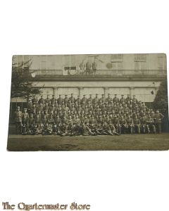 Postkarte/ Photo 1914 large group of German soldiers posing for a building
