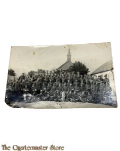 (Feld) Postkarte/Studiophoto 1914 Grosse gruppe Deutsche Soldaten mit Kirche