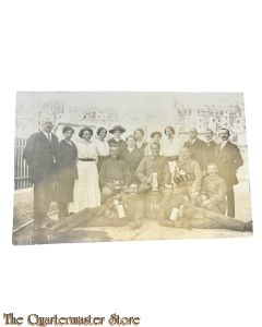 Postkarte/ Photo 1915 Deutsche biertrinkende Soldaten mit Zivilisten 