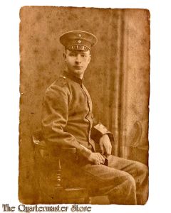 Postkarte/Studio photo 1914-18  Deutscher Soldat sitzend 