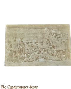 Postkarte/ Photo 1911 Gruppe Deutscher Soldaten vor Mauer