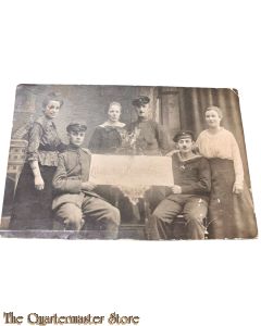 Postkarte/ Photo 1914-18 2 Deutsche Soldaten mit Matrose und Familie