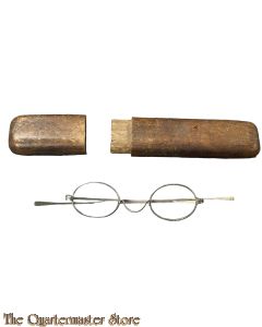 France - WW1 spectacles for gasmasks in container 