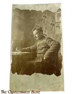 Postkarte/Studio photo 1917 Soldat am Tisch 