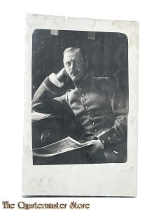 Postkarte/ Photo 1915 Deutscher Offizier liest Zeitung