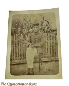 Postkarte/Studio photo 1914-18 2 Deutscher Soldat sitzend mit Spange  