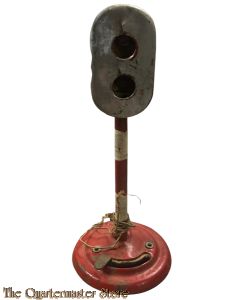 Seinlamp / Spoorlamp (mogelijk olielamp-stijl of miniatuur). Materiaal: Metaal, rood gespoten. Kenmerken: Beschikt over een standaard met een hefboommechanisme voor bediening en twee openingen voor lichtsignalen