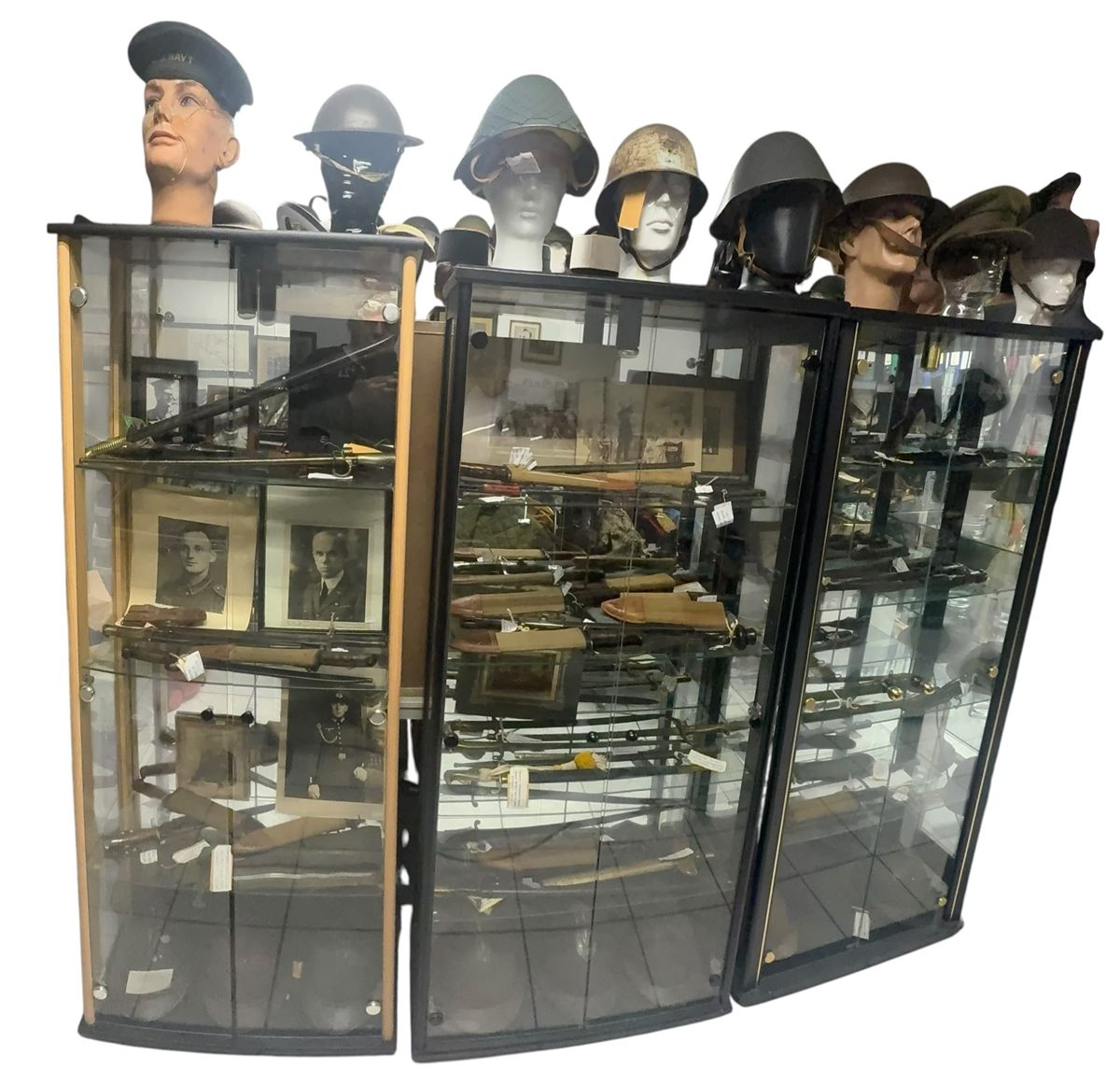 Vitrines met helmen, bajonetten en militaria in onze winkel
